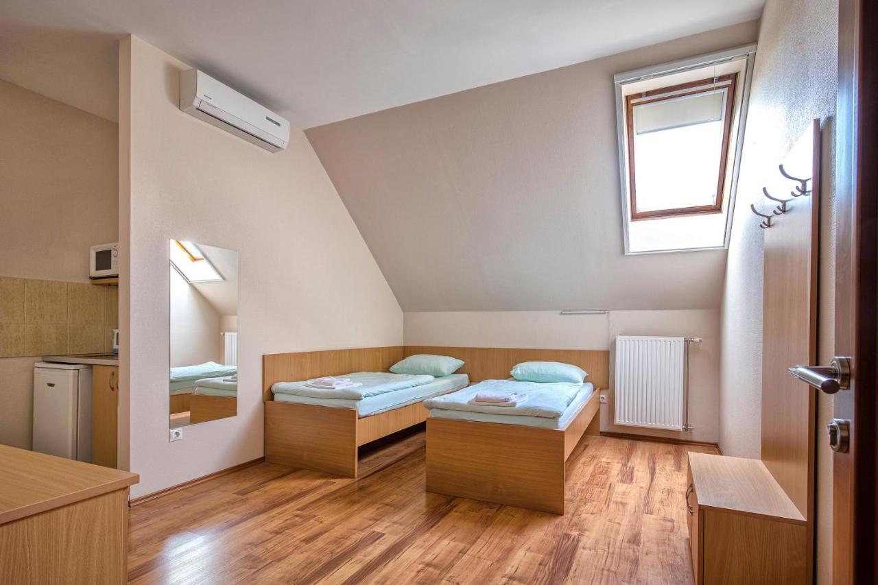Hotel Napfeny Panzio Es Rendezvenyhaz Kecskemét Exteriér fotografie