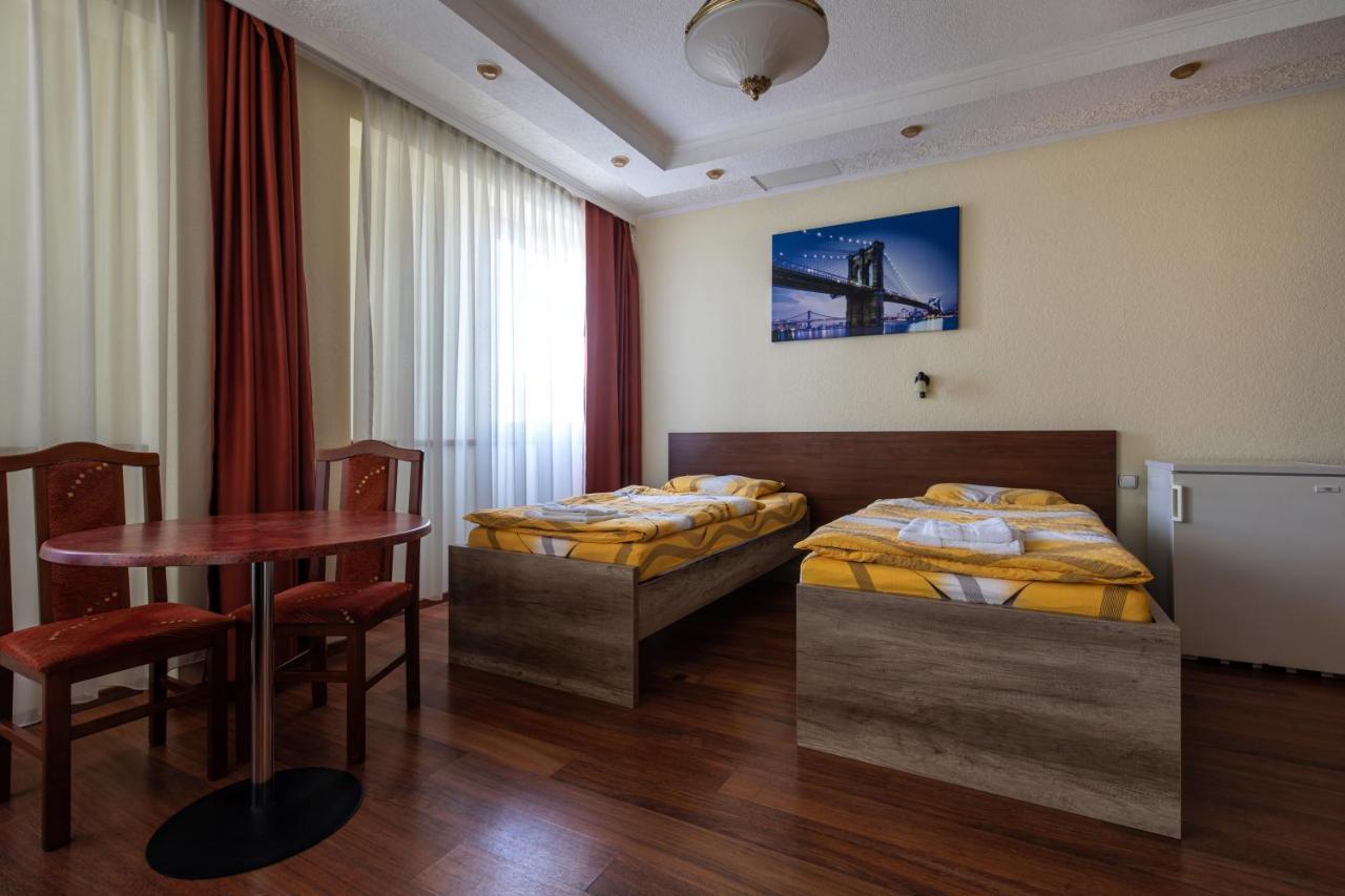 Hotel Napfeny Panzio Es Rendezvenyhaz Kecskemét Exteriér fotografie